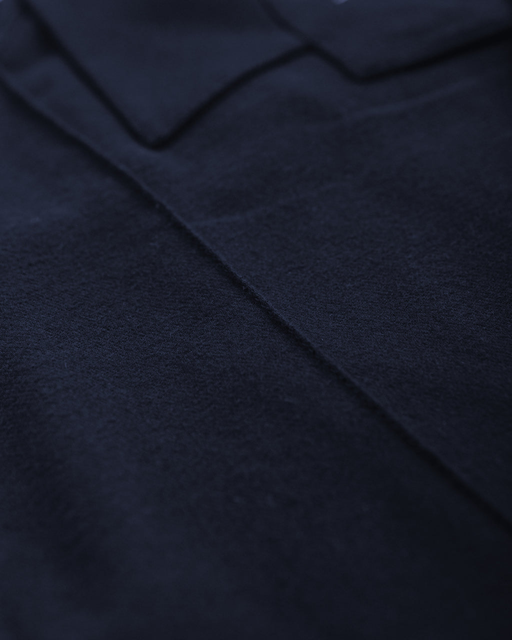 pintuck lapel shirt / navy blue