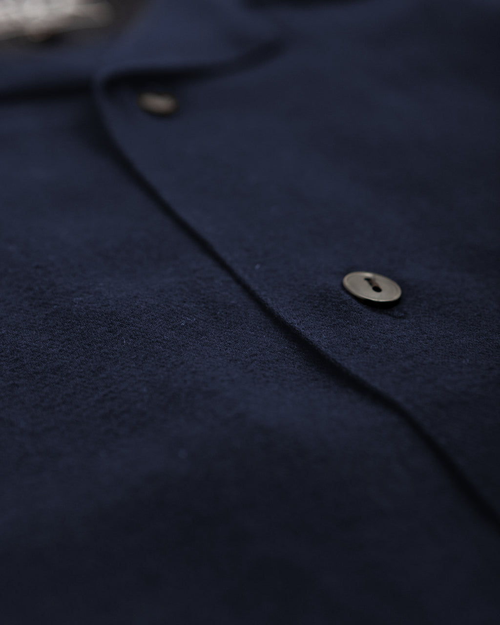 pintuck lapel shirt / navy blue